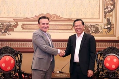 Ông Phan Văn Mãi (phải), Chủ tịch Ủy ban Nhân dân Thành phố Hồ Chí Minh tiếp ông Pascal Soriot (trái), Tổng Giám đốc Tập đoàn AstraZeneca. (Ảnh: Xuân Khu/TTXVN)