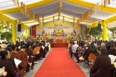 Đông đảo tăng ni phật tử tham dự lễ cầu siêu. (Ảnh: Minh Tâm/TTXVN)