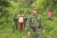 Lực lượng Bộ đội Biên phòng áp giải một đối tượng có hành vi mua bán người. (Ảnh: TTXVN phát)