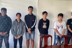 Các đối tượng liên quan tại cơ quan công an. (Ảnh: TTXVN phát)