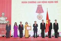 Chủ tịch Quốc hội Vương Đình Huệ trao Huân chương Lao động hạng Nhì cho Ban Công tác đại biểu. (Ảnh: Doãn Tấn/TTXVN)