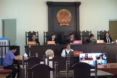 Hội đồng xét xử phiên tòa trực tuyến vụ án Vũ Thị Kim Anh vận chuyển trái phép chất ma túy. (Ảnh: Tuấn Kiệt/TTXVN)
