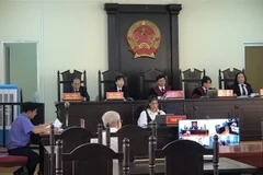 Hội đồng xét xử phiên tòa trực tuyến vụ án Vũ Thị Kim Anh vận chuyển trái phép chất ma túy. (Ảnh: Tuấn Kiệt/TTXVN)