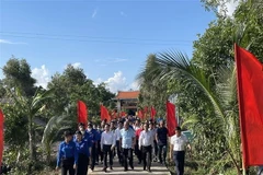 Các đại biểu tham quan tuyến đường 'Đường cờ Tổ quốc' tại Khu Di tích Lịch sử Quốc gia Đặc biệt Căn cứ Cái Chanh. (Ảnh: Chanh Đa/TTXVN)