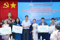 Bà Lê Thị Mỹ Châu (thứ 3 từ phải sang), đại diện của tiến sỹ Võ Tá Hân, trao tượng trưng số sách khoa học, kỹ thuật cho các thư viện, trường đại học, cao đẳng trên địa bàn thành phố. (Ảnh: Xuân Khu/TTXVN)