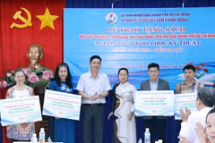 Bà Lê Thị Mỹ Châu (thứ 3 từ phải sang), đại diện của tiến sỹ Võ Tá Hân, trao tượng trưng số sách khoa học, kỹ thuật cho các thư viện, trường đại học, cao đẳng trên địa bàn thành phố. (Ảnh: Xuân Khu/TTXVN)