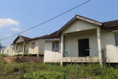 Hàng chục căn nhà bỏ hoang tại thôn tái định cư thủy điện Xô Luông, xã Đăk Nên, huyện Kon Plong, tỉnh Kon Tum, do người dân thiếu đất sản xuất. (Ảnh: Dư Toán/TTXVN)