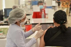 Nhân viên y tế tiêm vaccine phòng COVID-19 cho người dân tại Bangkok, Thái Lan. (Ảnh: THX/TTXVN)
