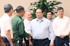 Thủ tướng Phạm Minh Chính hỏi thăm những người có công tiêu biểu tỉnh Nam Định. (Ảnh: Dương Giang/TTXVN)