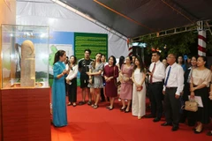 Đại biểu tham quan không gian trưng bày 8 Bảo vật Quốc gia của tỉnh An Giang, tất cả các hiện vật thuộc nền văn hóa Óc Eo. (Ảnh: Công Mạo/TTXVN)