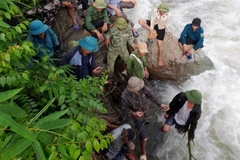 Công tác tìm kiếm mẹ con bà H.T.P đang được triển khai khẩn trương. (Ảnh: TTXVN phát) 