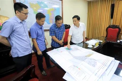 Phó Chủ tịch UBND tỉnh Thái Bình Lại Văn Hoàn thông tin cho báo chí về công tác phát triển kinh tế xã hội, trồng và bảo vệ phát triển rừng tại địa phương. (Ảnh: Thế Duyệt/TTXVN)