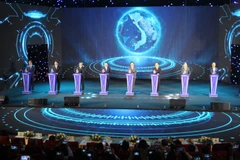 Phó Thủ tướng Trần Lưu Quang cùng các đại biểu ấn nút khai mạc Sự kiện Kết nối Công nghệ-Đổi mới Sáng tạo Việt Nam 2023. (Ảnh: Thanh Vân/TTXVN)