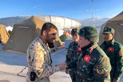 Thiếu tướng Phạm Văn Tỵ thăm nơi ở của đội cứu hộ Bahrain. (Ảnh: Văn Hiếu/Vietnam+)