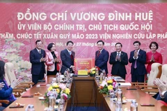 Chủ tịch Quốc hội Vương Đình Huệ tặng quà Tết cán bộ, công chức, viên chức, người lao động Viện Nghiên cứu lập pháp.(Ảnh: Doãn Tấn/TTXVN)