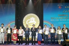 Đại diện các doanh nghiệp nhận giải 'Thương hiệu Vàng' Thành phố Hồ Chí Minh lần thứ 3. (Ảnh: Mỹ Phương/TTXVN)
