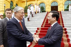 Chủ tịch nước Võ Văn Thưởng và Tổng thống Kazakhstan Kassym-Jomart Tokayev. (Ảnh: Thống Nhất/TTXVN)