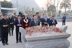 Chủ tịch Quốc hội Vương Đình Huệ và đại biểu dâng hương tại Khu tưởng niệm các vị tiền bối cách mạng. (Ảnh: Doãn Tấn/TTXVN)