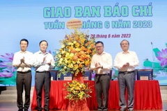 Phó Thủ tướng Trần Hồng Hà chúc mừng các cơ quan báo chí nhân Ngày Báo chí Cách mạng Việt Nam. (Ảnh: Phương Hoa/TTXVN)