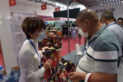 Khách tham quan tìm hiểu thông tin về sản phẩm tại một Hội chợ Trung Quốc-ASEAN. (Nguồn: TTXVN)