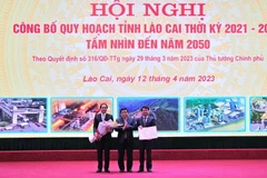 Bộ trưởng Bộ Kế hoạch và Đầu tư Nguyễn Chí Dũng trao Quyết định của Thủ tướng Chính phủ cho tỉnh Lào Cai. (Ảnh: Thu Hương/TTXVN)