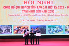 Bộ trưởng Bộ Kế hoạch và Đầu tư Nguyễn Chí Dũng trao Quyết định của Thủ tướng Chính phủ cho tỉnh Lào Cai. (Ảnh: Thu Hương/TTXVN)