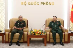 Thiếu tướng Phạm Trường Sơn tiếp Trung tướng Nim Balen đang thăm và làm việc tại Việt Nam. (Ảnh: Hồng Pha/TTXVN phát)