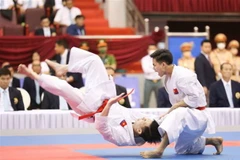 Kata đồng đội nam của Việt Nam thi đấu tại SEA Games 31. (Ảnh: Thanh Tùng/TTXVN)