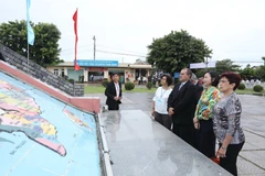 Tổng Giám đốc TTXVN Vũ Việt Trang và Chủ tịch Thông tấn xã Prensa Latina (Cuba) Luis Enrique González Acosta thăm Di tích Kỳ đài Hiền Lương. (Ảnh: Minh Quyết/TTXVN)