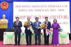 Thường trực HĐND tỉnh tặng hoa chúc mừng ông Nguyễn Hữu Quế và ông Dương Mah Tiệp được bầu giữ chức Phó Chủ tịch UBND tỉnh nhiệm kỳ 2021-2026. (Nguồn: Đoàn đại biểu Quốc hội và HĐND tỉnh Gia Lai)