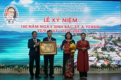 Đại diện Hội Những người ái mộ bác sỹ A. Yersin đón nhận Bằng Tôn vinh giá trị di sản bác sỹ A. Yersin của Tổ chức Kỷ lục Việt Nam. (Ảnh: Phan Sáu/TTXVN)