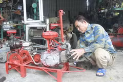 Ông Vũ Văn Dung với nông cụ do ông sáng chế. (Ảnh: Thùy Dung/TTXVN)