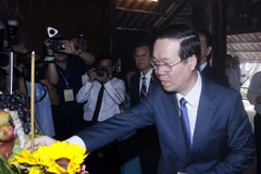 Chủ tịch nước Võ Văn Thưởng dâng hương tại Nhà Lưu niệm thời niên thiếu của Chủ tịch Tôn Đức Thắng. (Ảnh: Thống Nhất/TTXVN)