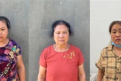 Ba đối tượng bị bắt giữ về hành vi đánh bạc dưới hình thức ghi số lô, số đề. (Ảnh: TTXVN phát)