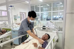 Bệnh nhân bị ngộ độc do ăn nấm mọc từ xác ấu trùng ve sầu tại xã Cư Kbang, huyện Ea Súp, tỉnh Đắk Lắk. (Ảnh: TTXVN phát)