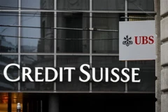 Logo các 'đại gia' ngân hàng Thụy Sĩ UBS và Credit Suisse tại Basel. (Ảnh: AFP/TTXVN)