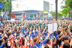 Đông đảo các chiến sỹ tình nguyện có mặt tại lễ ra quân. (Ảnh: Thu Hương/TTXVN)