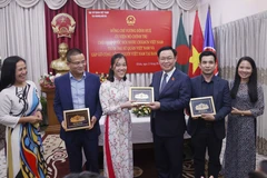 Chủ tịch Quốc hội Vương Đình Huệ tặng quà lưu niệm sinh viên tiêu biểu. (Ảnh: Doãn Tấn/TTXVN)
