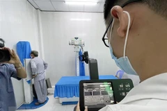 Bệnh nhân đầu tiên tại xã đảo Thạnh An, huyện Cần Giờ được chụp X-quang phổi bằng ứng dụng trí tuệ nhân tạo. (Ảnh: Đinh Hằng/TTXVN)