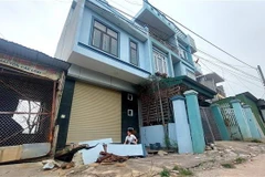 Những ngôi nhà kiên cố cao tầng của các hộ dân tổ 6 khu 3B phường Giếng Đáy bị nghiêng đổ, nứt tách nhiều vị trí. (Ảnh: Thanh Vân/TTXVN)