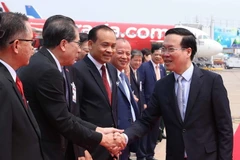 Các quan chức Lào tiễn Chủ tịch nước Võ Văn Thưởng tại Sân bay quốc tế Wattay ở thủ đô Vientiane. (Ảnh: Thống Nhất/TTXVN)