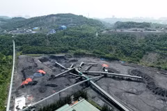 Hệ thống băng tải vận chuyển than của Công ty Tuyển than Hòn Gai thuộc Tập đoàn Công nghiệp Than-Khoáng sản Việt Nam. (Ảnh: Tuấn Anh/TTXVN)
