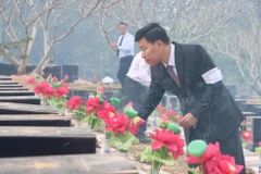 Bí thư Tỉnh ủy Bình Phước Nguyễn Mạnh Cường dâng hương tại các phần mộ liệt sỹ an táng tại Nghĩa trang Liệt sỹ tỉnh. (Ảnh: TTXVN phát)
