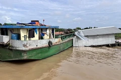 Sà lan đâm sập bè cá của dân. (Nguồn: Dân Việt)