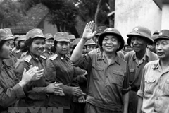 Đại tướng Võ Nguyên Giáp thăm các đơn vị nữ thông tin và nữ quân y đã tham gia Lễ Duyệt binh ngày 1/5/1973. (Ảnh: Vũ Tạo/TTXVN)