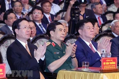 Chủ tịch nước Võ Văn Thưởng, các lãnh đạo, nguyên lãnh đạo Đảng Nhà nước dự Lễ kỷ niệm 60 năm Ngày Bác Hồ về thăm Đảng bộ và nhân dân tỉnh Nam Định. (Ảnh: Thống Nhất/TTXVN)