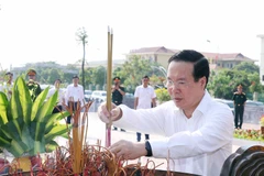Chủ tịch nước Võ Văn Thưởng dâng hương tại Tượng đài Tổng Bí thư Trường Chinh tại thị trấn Xuân Trường, huyện Xuân Trường. (Ảnh: Thống Nhất/TTXVN)