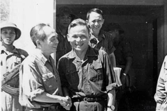 Thượng tượng Chu Huy Mân, nguyên Tư lệnh Quân giải phóng Quân khu 5 và Đại tướng Võ Nguyên Giáp tại Sở chỉ huy Quân đoàn 1 Ngụy quyền Sài Gòn sau ngày thành phố Đà Nẵng vừa giải phóng (3/1975). (Ảnh: Tư liệu TTXVN)