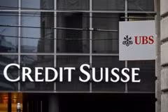 UBS đã hoàn tất thương vụ thâu tóm Credit Suisse (với giá 3,4 tỷ USD dưới dạng cổ phiếu), cho ra đời một ngân hàng khổng lồ với tổng giá trị tài sản và nguồn vốn lên tới 1.600 tỷ USD. (Nguồn: AFP/TTXVN)