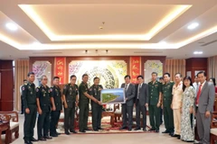 Bí thư Tỉnh ủy, Chủ tịch Hội đồng Nhân dân tỉnh Cà Mau Nguyễn Tiến Hải (thứ 7, từ phải sang) tặng quà lưu niệm cho đoàn cán bộ của Bộ Tư lệnh Cảnh vệ Quân đội Hoàng gia Campuchia. (Ảnh: Huỳnh Anh/TTXVN)